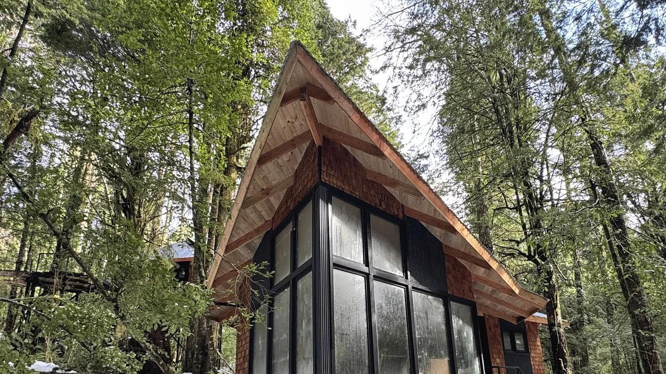 Aldea Huilo Huilo con módulos elevados y pasarelas en bosque nativo