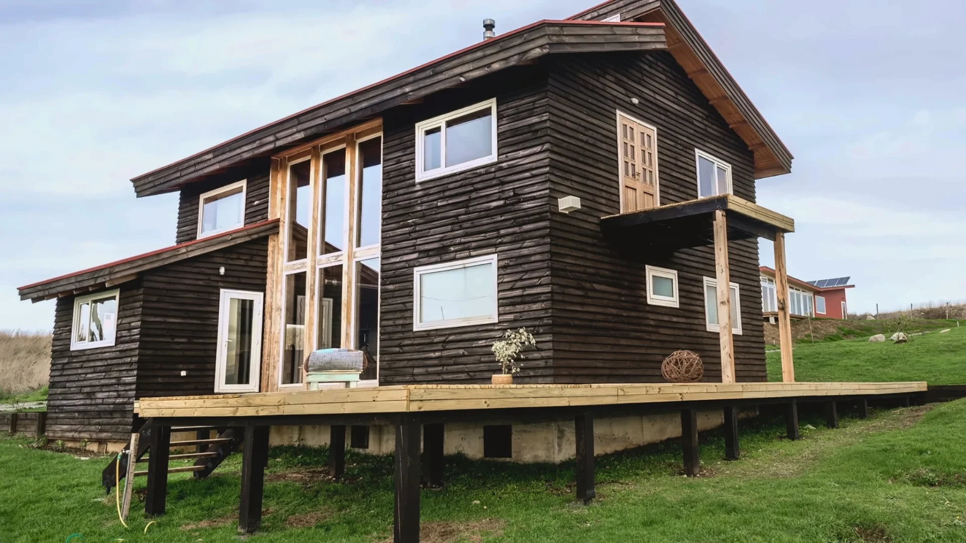 Casa KA de madera frente al Lago Llanquihue con invernadero bioclimático