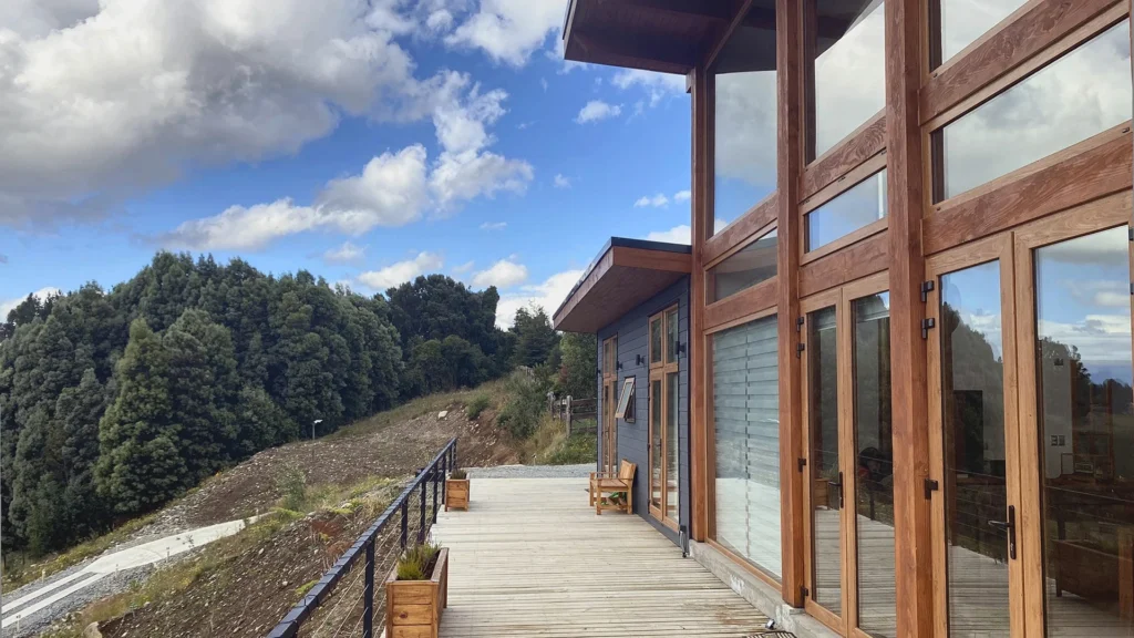 Terraza de Casa PULT abierta hacia el paisaje.